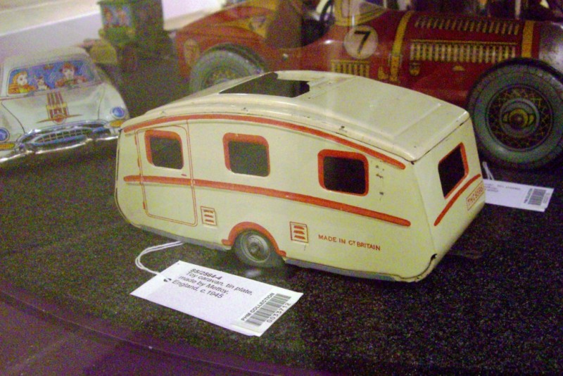 Tinplate Mettoy toy caravan - front-c.JPG