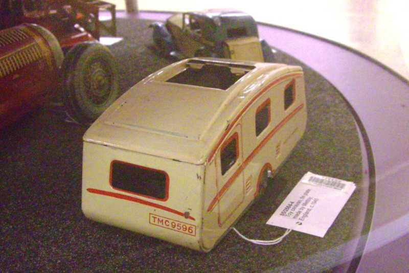 Tinplate Mettoy toy caravan - rear-c.JPG